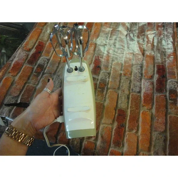 GE General Electric Hand Mixer Vintage 70's Avocado Green D4M47 in Working Order - Picture 5 of 6